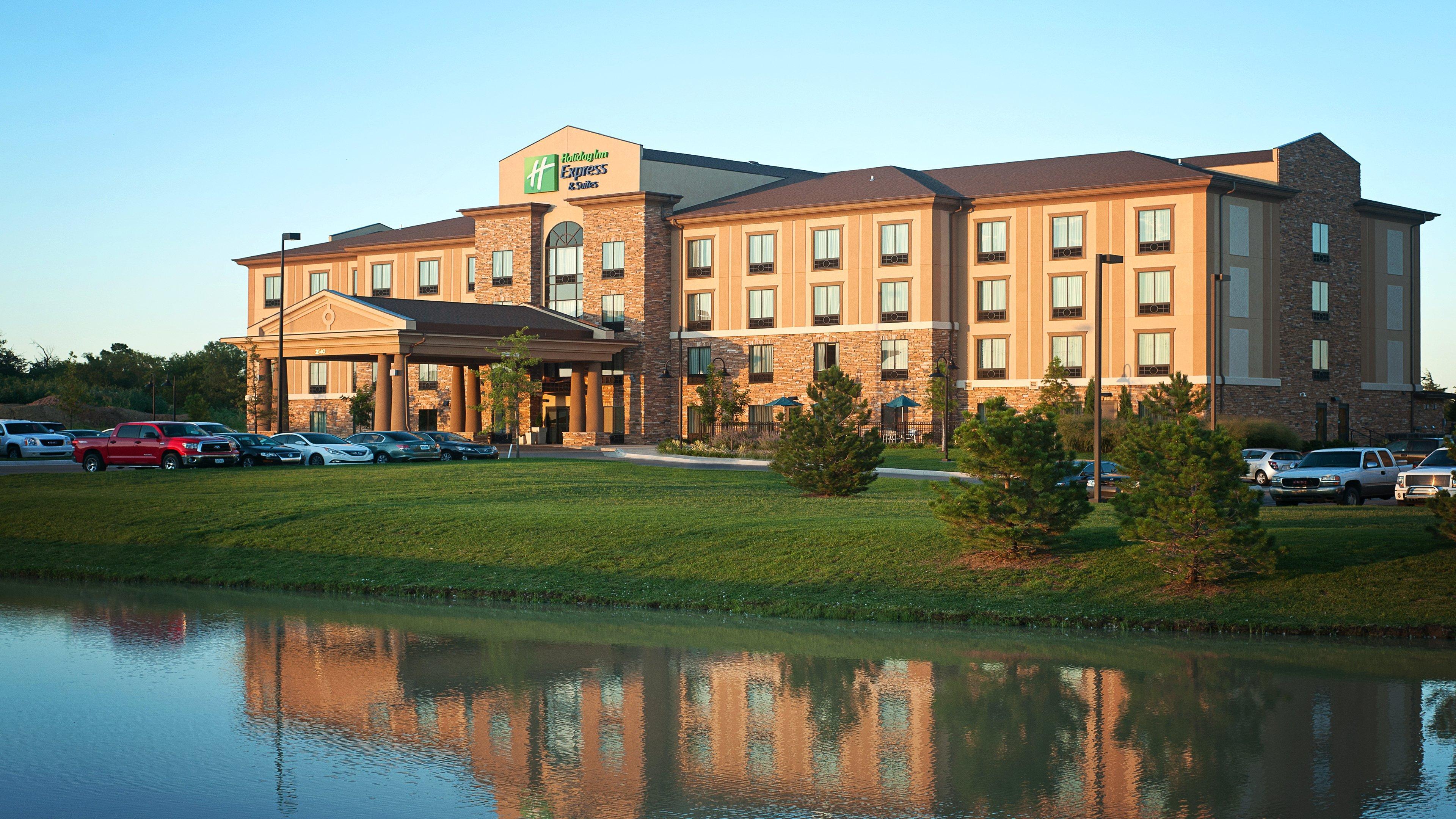 Holiday Inn Express Hotel & Suites Wichita Northeast By Ihg Exterior foto
