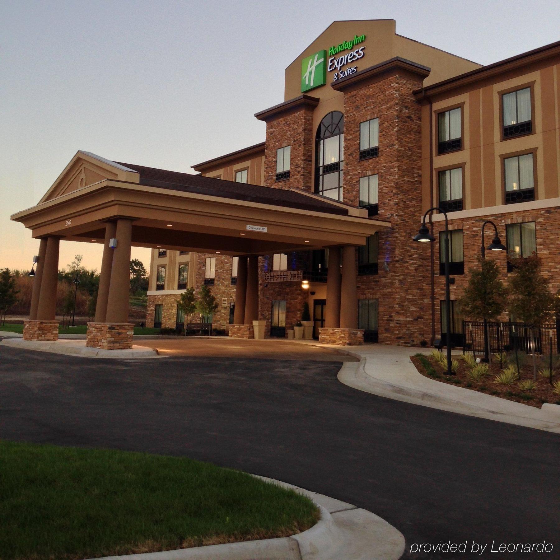 Holiday Inn Express Hotel & Suites Wichita Northeast By Ihg Exterior foto