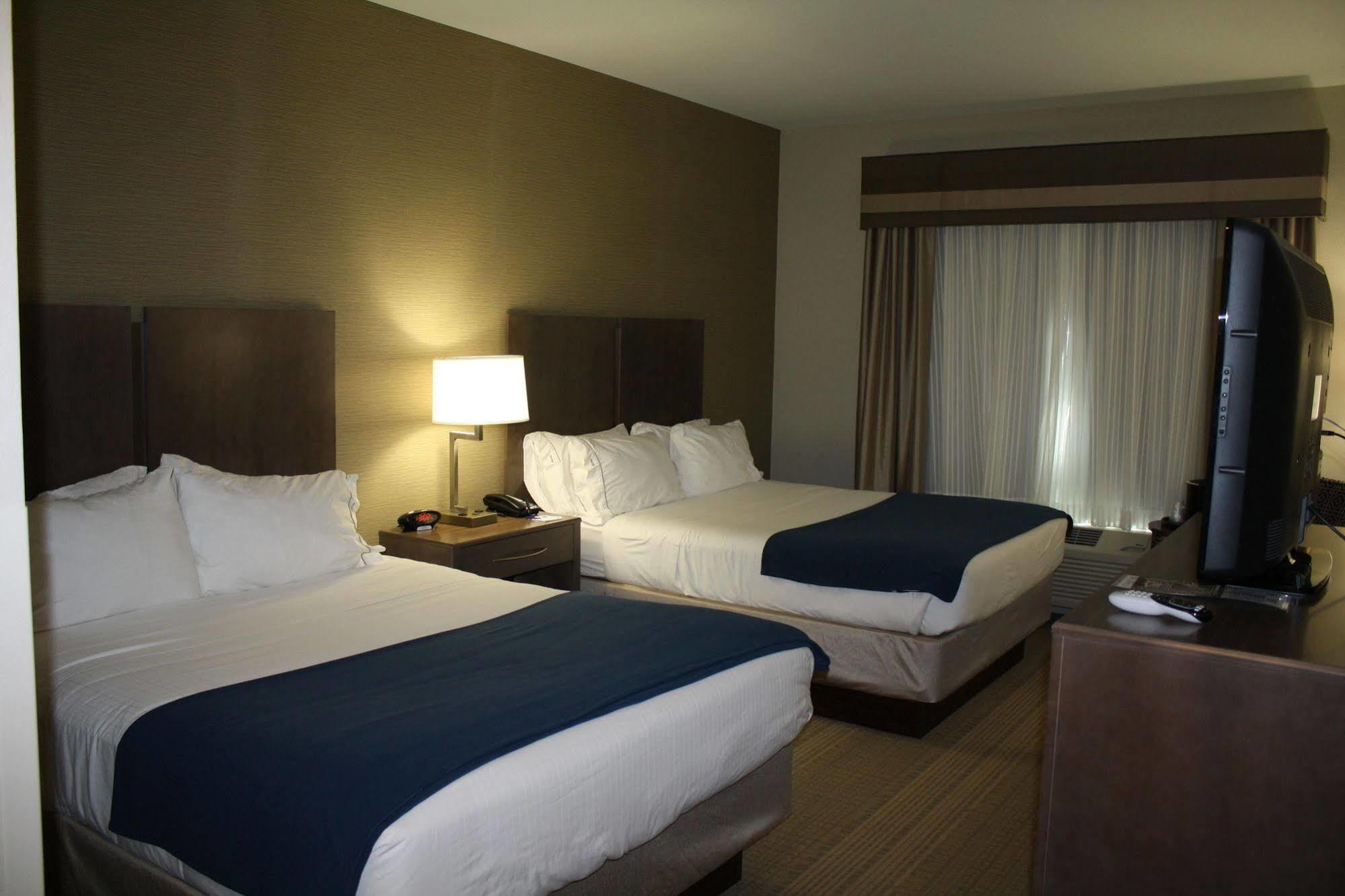 Holiday Inn Express Hotel & Suites Wichita Northeast By Ihg Exterior foto