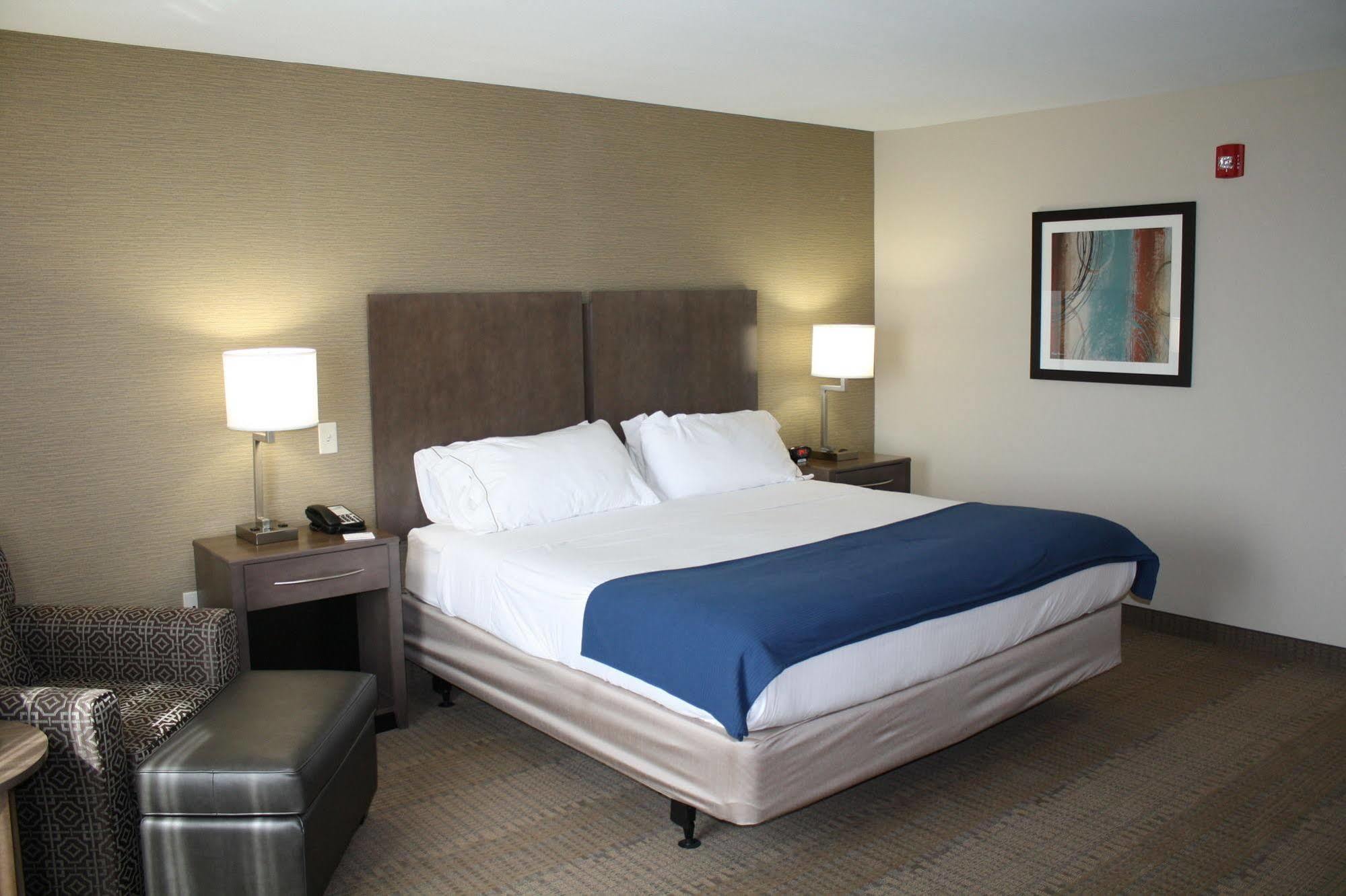 Holiday Inn Express Hotel & Suites Wichita Northeast By Ihg Exterior foto