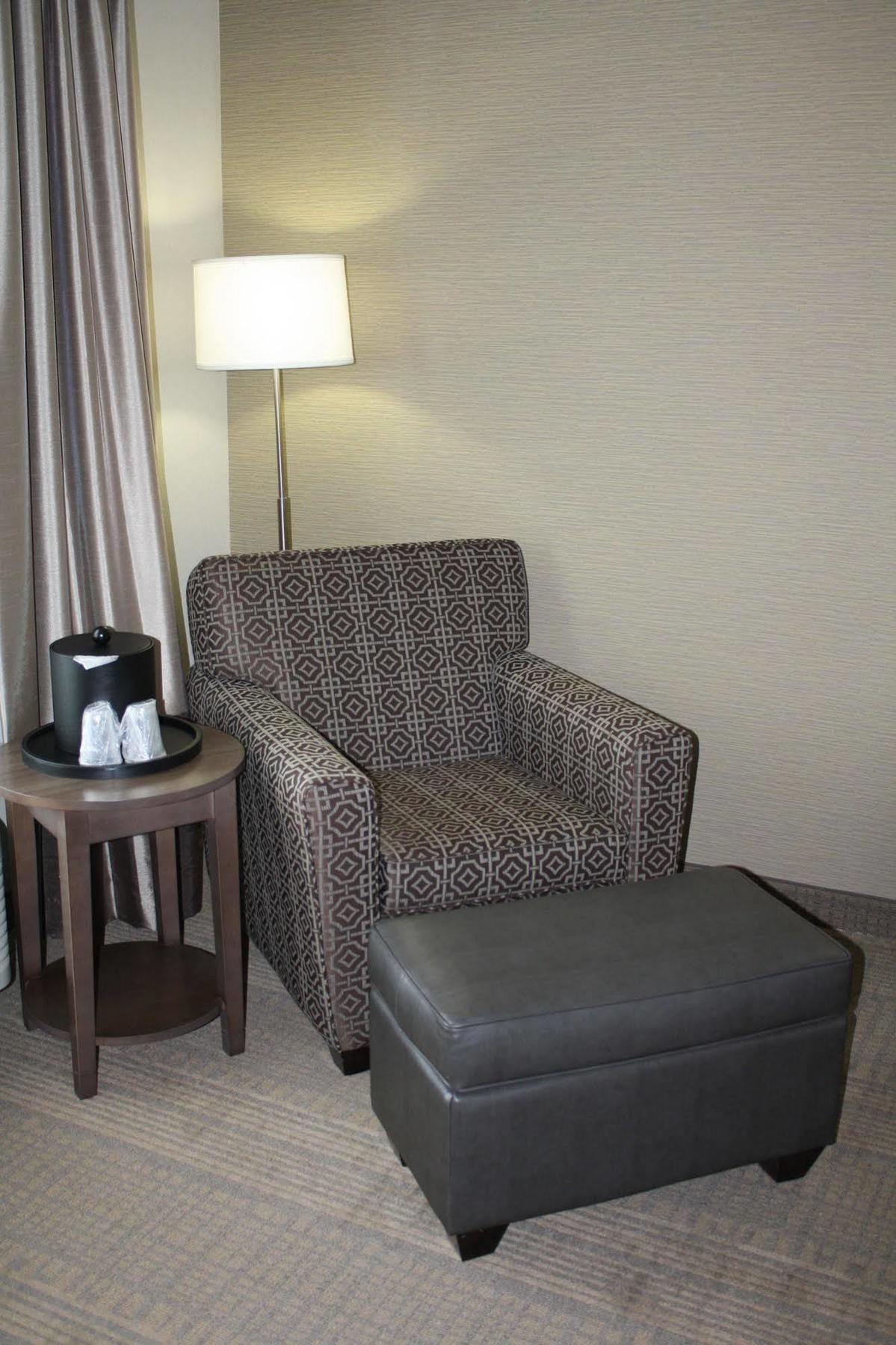 Holiday Inn Express Hotel & Suites Wichita Northeast By Ihg Exterior foto