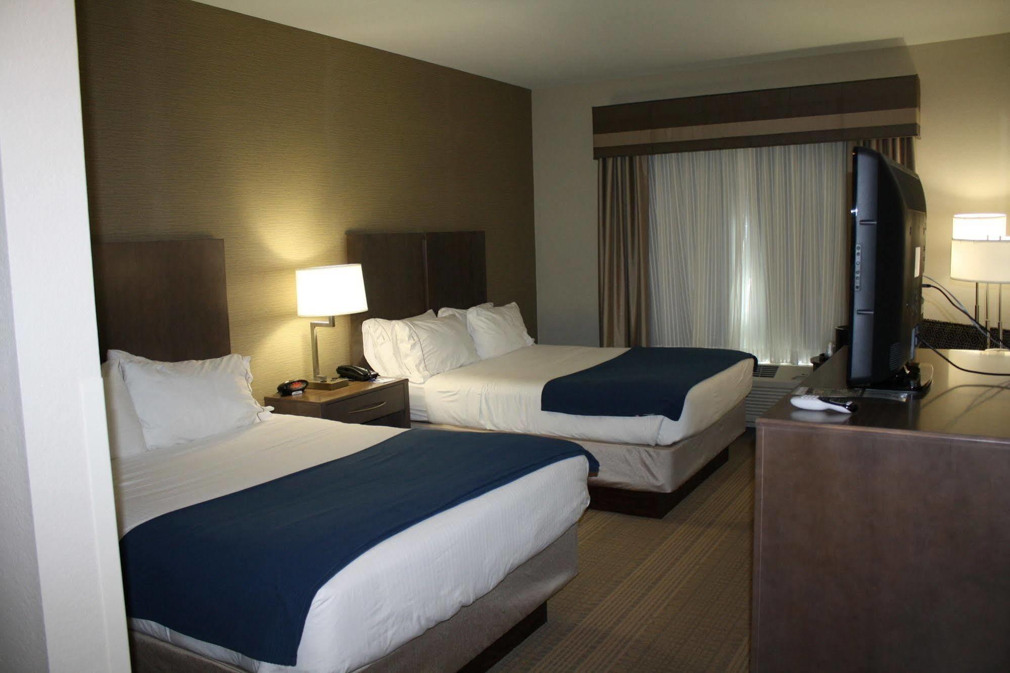 Holiday Inn Express Hotel & Suites Wichita Northeast By Ihg Exterior foto