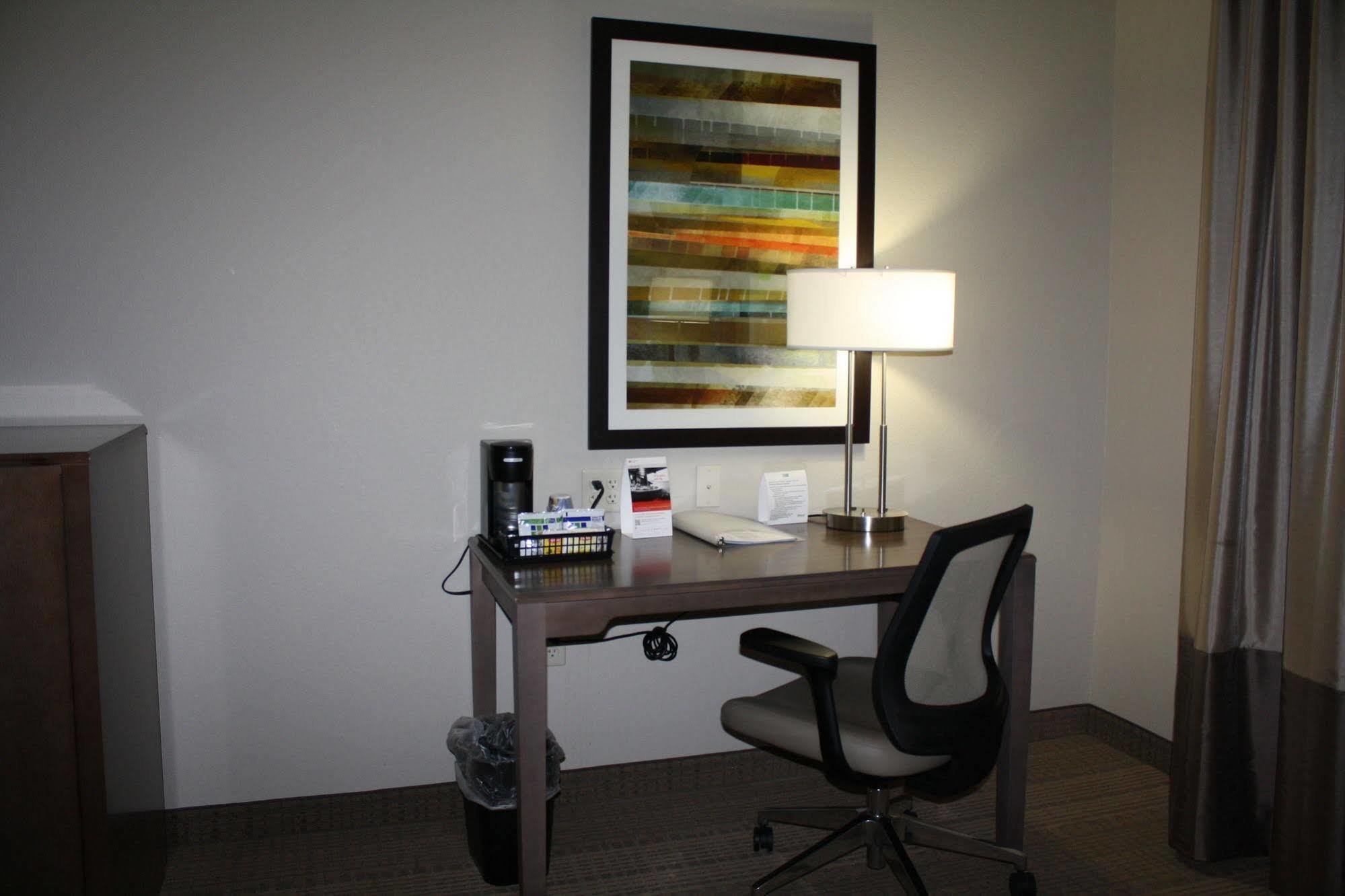 Holiday Inn Express Hotel & Suites Wichita Northeast By Ihg Exterior foto