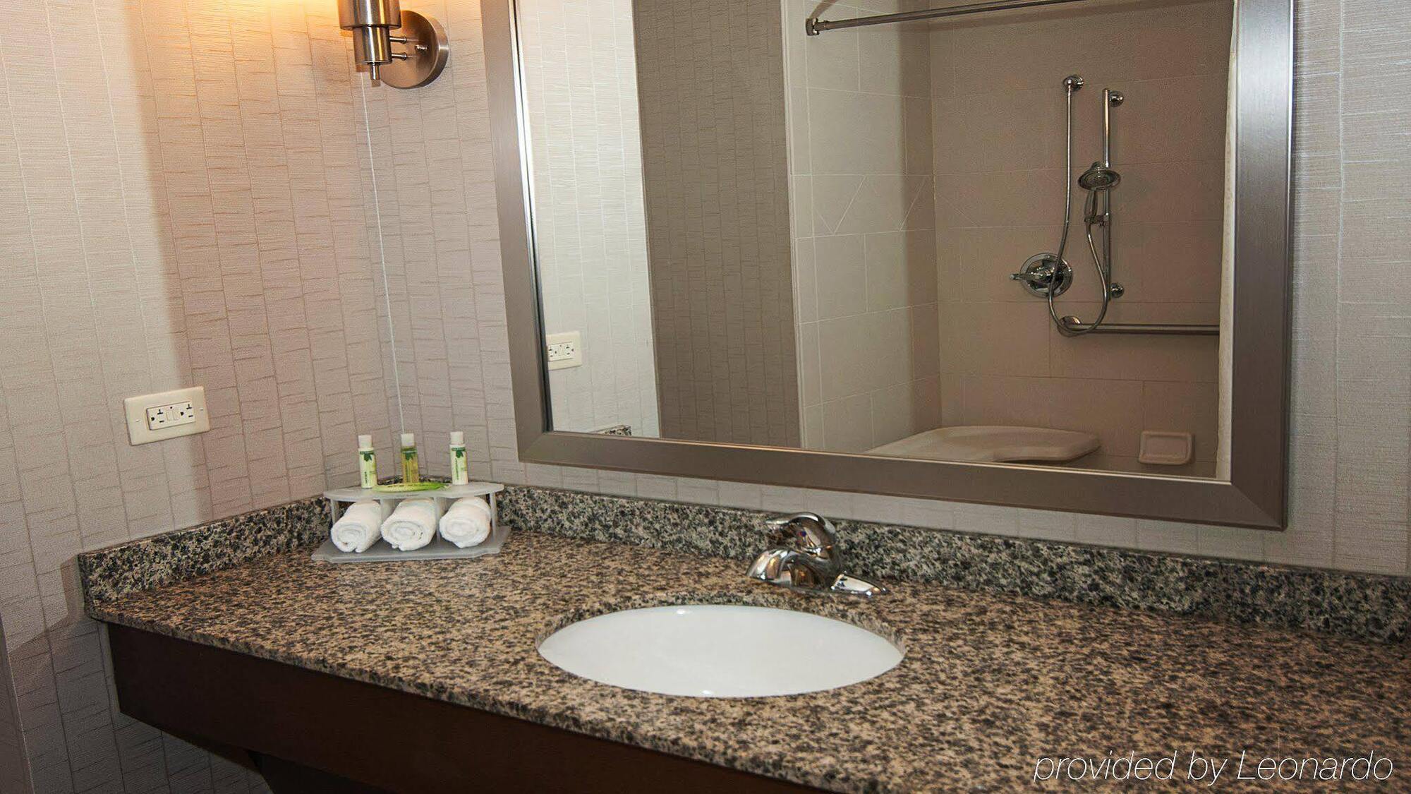 Holiday Inn Express Hotel & Suites Wichita Northeast By Ihg Exterior foto
